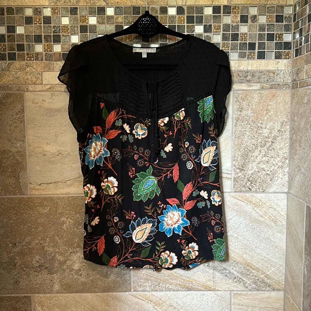 Short sleeve thin top with tie at chest. Perfect for summer